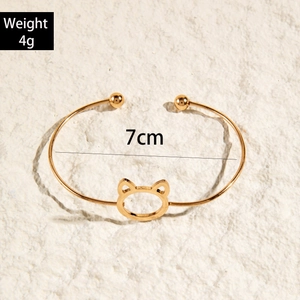 Vue détaillée du bracelet chat doré ouvert avec marqueur de poids et perles