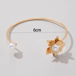 Close-up of golden petal flower bracelet with pearl inlay showing 6cm inner diameter