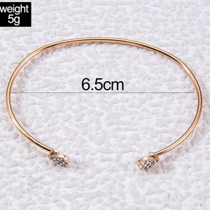 Detail shot of open petal pearl bracelet showing 5g weight and 6.5cm inner diameter