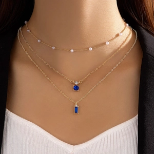 Collier multicouche doré avec perles et pendentifs en zircon bleu style vintage
