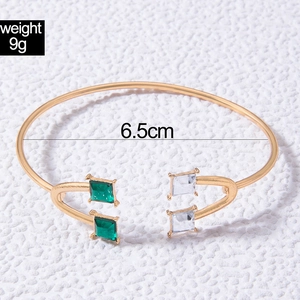 Détail du bracelet ouvert avec gemmes vertes et blanches et diamètre de 6,5 cm