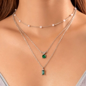 Ensemble de colliers superposés à trois rangs avec pendentif émeraude vert et perles