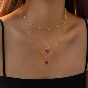 Collier doré à trois couches avec perles et pendentifs en pierres rouges