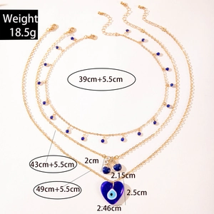 Détails des dimensions du collier doré multicouche avec pendentifs cœur et cerise bleus
