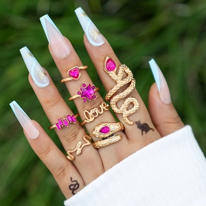 Set di 7 anelli dorati con strass rosa, con design a cuore, serpente e amore