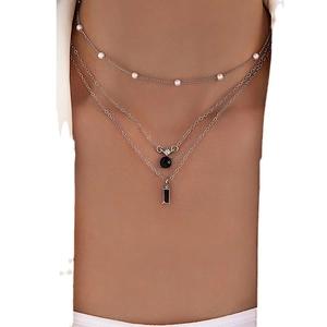 Collier argenté à trois rangs avec perles et pendentifs géométriques noirs brillants