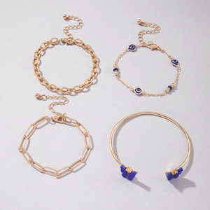 Détail de l'ensemble de bracelets dorés avec perles de l'œil bleu et charmes papillon