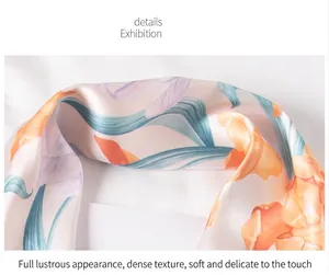 Primer plano del estampado de tulipanes en bufanda de seda con textura de satén suave