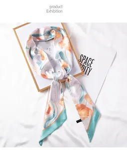 Primer plano detallado de bufanda de seda floral sobre tela blanca con tarjeta de arte