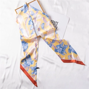 Pañuelo largo y estrecho de seda con estampado floral amarillo y tulipanes para mujer