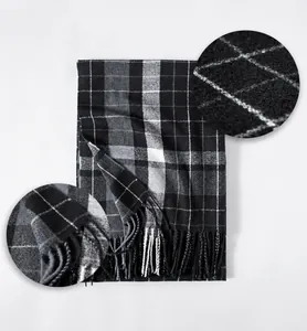 Dettaglio della trama del foulard a quadri spessi e delle frange grigie e nere
