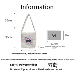 Comparaison de taille détaillée du sac à bandoulière matelassé blanc brodé de souris