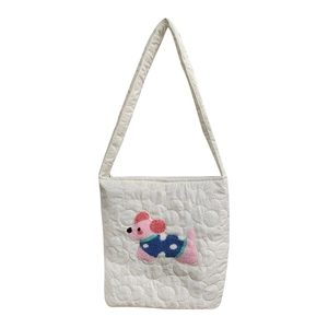 Sac bandoulière blanc matelassé avec broderie chien mignon et texture nuageuse