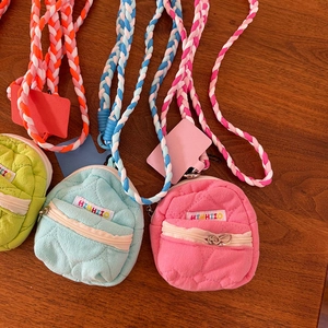 Dettaglio mini custodia a zaino trapuntata colorata con tracolla intrecciata pastello