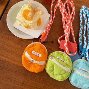 Dettaglio di mini borse trapuntate per auricolari nei colori arancio, ciano e blu