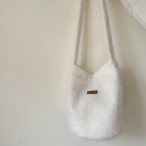 White faux mink fur plush bucket bag with brown leather star-picking brand tag