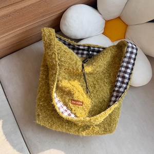 Yellowish green fuzzy shoulder bag with Star-picking leather tag and checkered lining