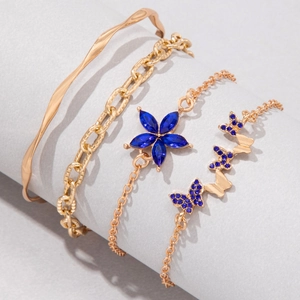 Détail du lot de quatre bracelets dorés avec papillons bleus et accents d'étoiles