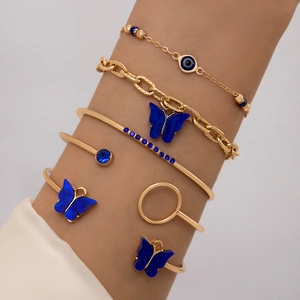 Détails d'un ensemble de 6 bracelets dorés avec papillons bleus et motifs œil de démon