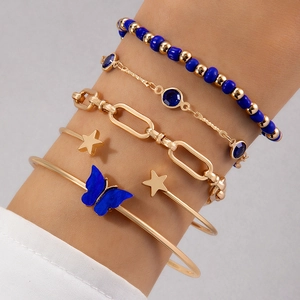 Détail du lot de 5 bracelets dorés et bleu roi ornés de papillons et d'étoiles scintillantes