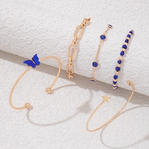 Ensemble détaillé de cinq bracelets dorés et bleus avec papillon, étoile et strass