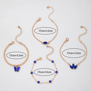 Détail de l'ensemble de quatre bracelets dorés avec breloques papillon bleues et dimensions