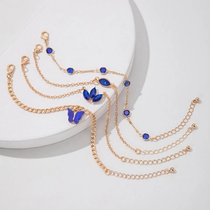 Détail du lot de quatre bracelets dorés avec papillon bleu et pierres scintillantes