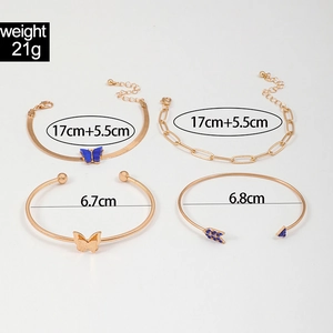 Détail du lot de 4 bracelets dorés avec breloque papillon bleu et accents de cristaux