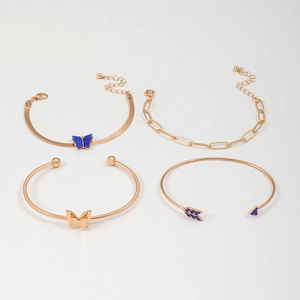 Détail d'un ensemble de quatre bracelets dorés avec papillons bleus et strass