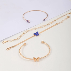 Détails du coffret de 4 bracelets dorés avec breloques papillon bleu et design flèche