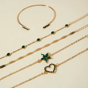 Détail du lot de 5 bracelets dorés avec strass verts et breloques en forme de cœur