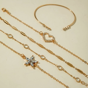 Ensemble de quatre bracelets dorés avec papillon bleu et charmes en cristal brillant