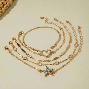 Détail de l'ensemble de 5 bracelets dorés avec pendentif cœur et cristaux bleus