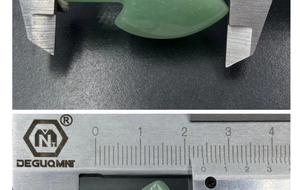 Detailed measurement of green quartz stone pendant showing a width of 2.2 cm