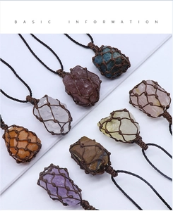 Détail de pendentifs en pierres naturelles variées avec pochette en filet tissé à la main