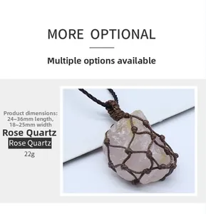 Vue détaillée d'une pierre de quartz rose brut dans un filet marron avec ses dimensions