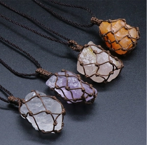 Vue détaillée de pierres de cristal brut en colliers filet tressés à la main marron