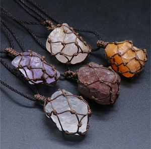 Lot de cinq pendentifs en pierre de cristal naturel avec cordons en filet tressé marron