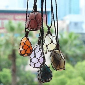 Pendentifs en filet faits main avec pierres naturelles colorées sur fond ensoleillé