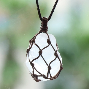 Collier en filet tissé main avec pendentif en cristal de quartz naturel transparent