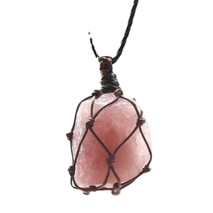 Collier quartz rose fait main avec pendentif pierre naturelle brute dans pochon filet