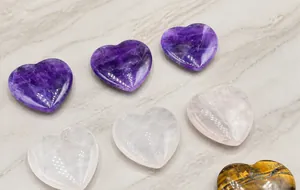 Vista macro di varie pietre naturali a forma di cuore con texture minerali lucide