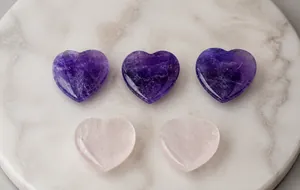 Cristalli di ametista e quarzo rosa a forma di cuore con texture naturali