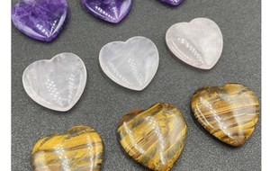 Pierres naturelles en forme de cœur polies comme améthyste, quartz rose et œil de tigre