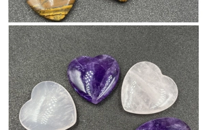 Vue macro de cœurs polis en améthyste naturelle et quartz rose pierres de guérison