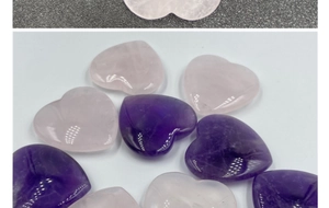 Pierres de quartz rose et améthyste en forme de cœur avec textures de cristal naturel