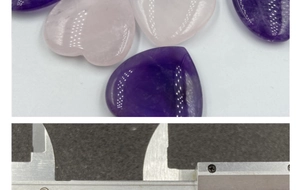 Vue détaillée de cœurs en améthyste et quartz rose de 40mm avec mesure de précision
