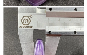 Mesure détaillée d'une améthyste en forme de cœur de 12 mm avec un pied à coulisse