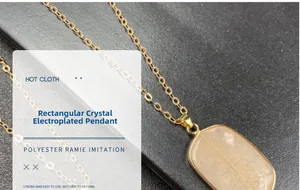 Λεπτομερής λήψη από κρυστάλλινο μενταγιόν σαμπανιζέ με επιχρυσωμένο μεταλλικό περίγραμμα
