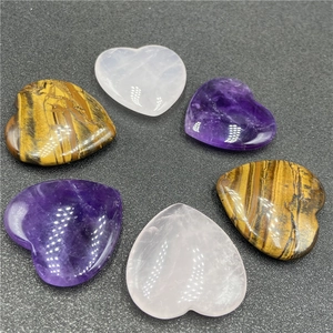 Pierres naturelles polies en forme de cœur, améthyste et quartz rose sur surface